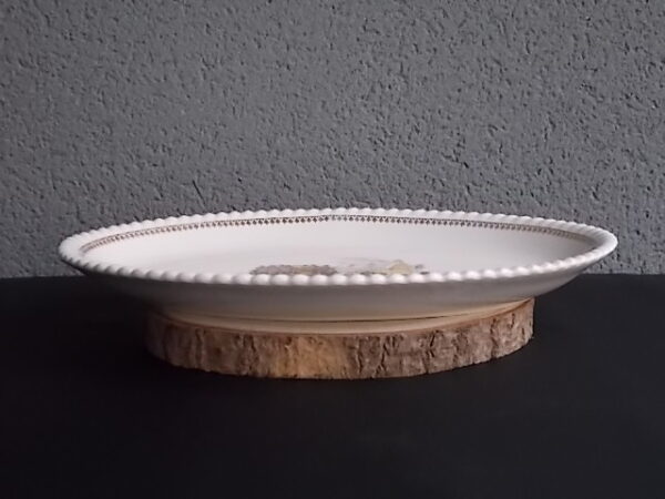 Plat "Diligence" ovale creux, en faïence Blanche, à motif de scène de vie. Bordure effet volanté et frise en dorure. de K & G Lunéville Badonviller