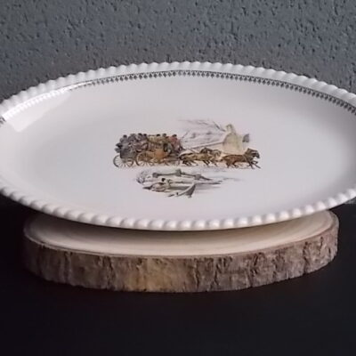 Plat "Diligence" ovale creux, en faïence Blanche, à motif de scène de vie. Bordure effet volanté et frise en dorure. de K & G Lunéville Badonviller