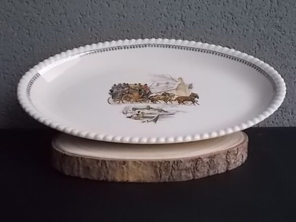 Plat "Diligence" ovale creux, en faïence Blanche, à motif de scène de vie. Bordure effet volanté et frise en dorure. de K & G Lunéville Badonviller