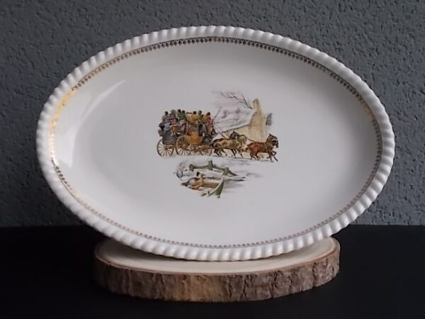 Plat "Diligence" ovale creux, en faïence Blanche, à motif de scène de vie. Bordure effet volanté et frise en dorure. de K & G Lunéville Badonviller