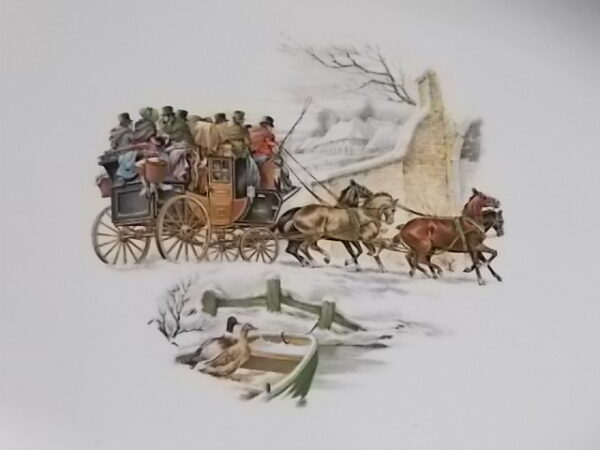 Plat "Diligence" ovale creux, en faïence Blanche, à motif de scène de vie. Bordure effet volanté et frise en dorure. de K & G Lunéville Badonviller