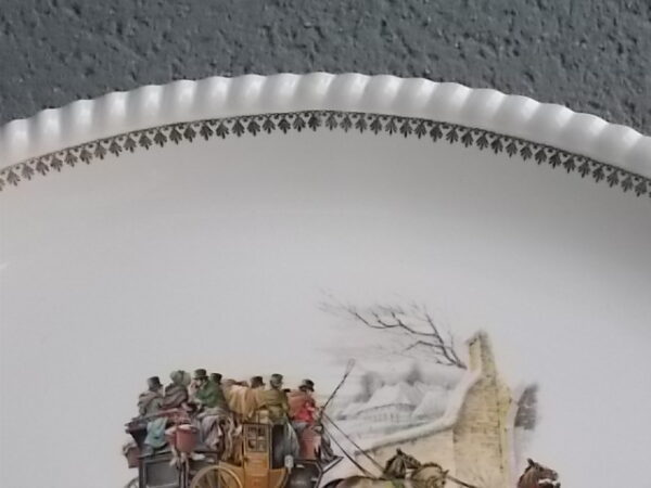 Plat "Diligence" ovale creux, en faïence Blanche, à motif de scène de vie. Bordure effet volanté et frise en dorure. de K & G Lunéville Badonviller