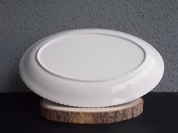 Plat "Diligence" ovale creux, en faïence Blanche, à motif de scène de vie. Bordure effet volanté et frise en dorure. de K & G Lunéville Badonviller