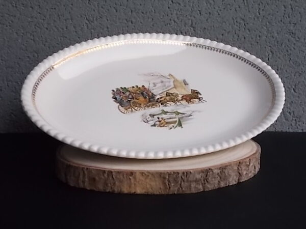 Plat "Diligence" ovale creux, en faïence Blanche, à motif de scène de vie. Bordure effet volanté et frise en dorure. de K & G Lunéville Badonviller