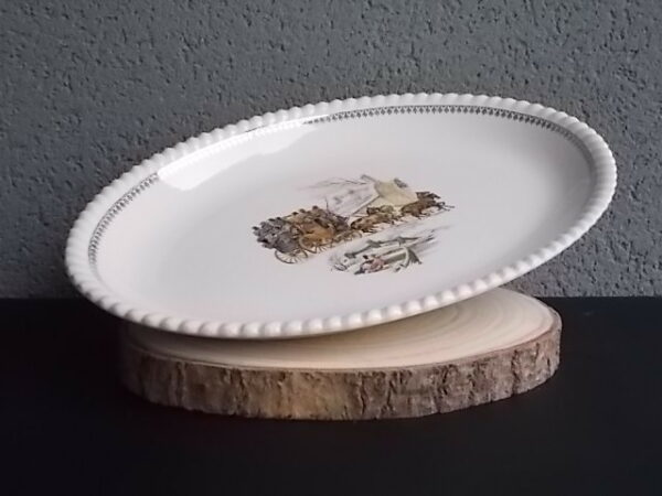 Plat "Diligence" ovale creux, en faïence Blanche, à motif de scène de vie. Bordure effet volanté et frise en dorure. de K & G Lunéville Badonviller