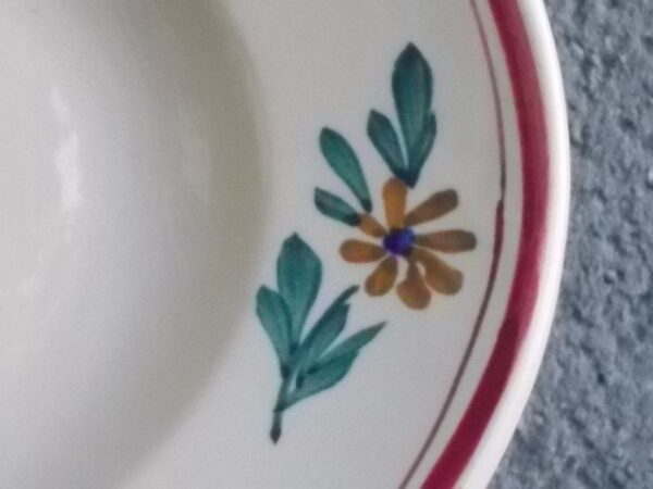 Plat Ovale "Dieppe", en faience Ivoire à motif floral peint à la main, et double liseré. De la Manufacture de Sarreguemines France.