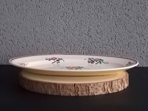 Plat Ovale "Dieppe", en faience Ivoire à motif floral peint à la main, et double liseré. De la Manufacture de Sarreguemines France.