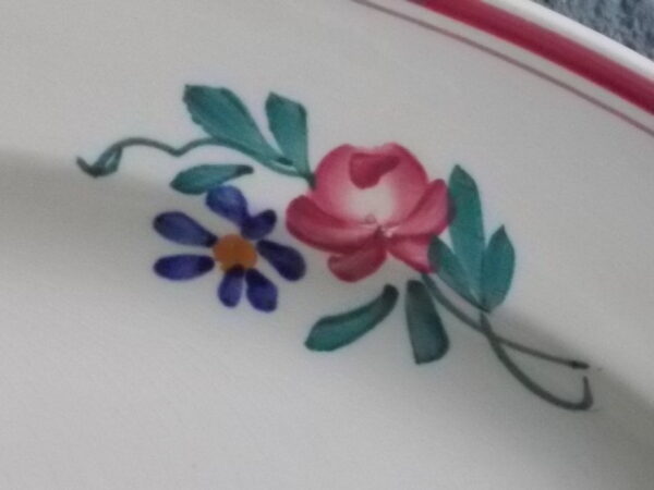 Plat Ovale "Dieppe", en faience Ivoire à motif floral peint à la main, et double liseré. De la Manufacture de Sarreguemines France.