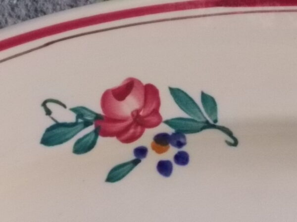 Plat Ovale "Dieppe", en faience Ivoire à motif floral peint à la main, et double liseré. De la Manufacture de Sarreguemines France.