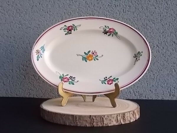 Plat Ovale "Dieppe", en faience Ivoire à motif floral peint à la main, et double liseré. De la Manufacture de Sarreguemines France.