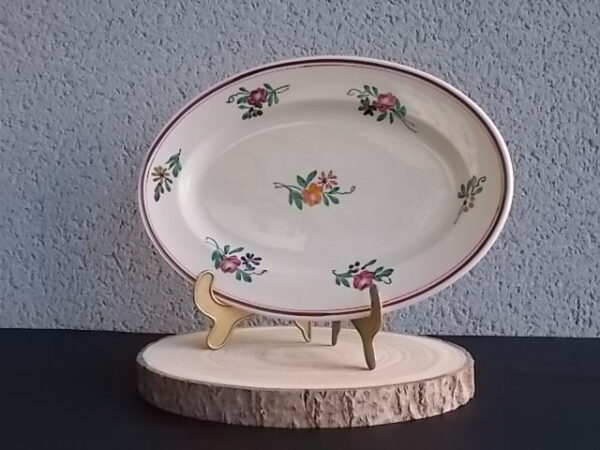 Plat Ovale "Dieppe", en faience Ivoire à motif floral peint à la main, et double liseré. De la Manufacture de Sarreguemines France.