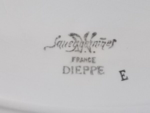 Plat Ovale "Dieppe", en faience Ivoire à motif floral peint à la main, et double liseré. De la Manufacture de Sarreguemines France.