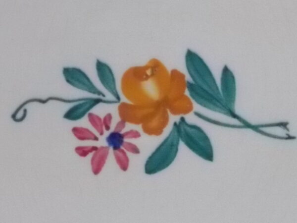 Plat Ovale "Dieppe", en faience Ivoire à motif floral peint à la main, et double liseré. De la Manufacture de Sarreguemines France.
