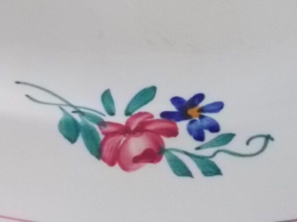 Plat Ovale "Dieppe", en faience Ivoire à motif floral peint à la main, et double liseré. De la Manufacture de Sarreguemines France.