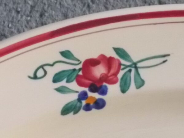 Plat Ovale "Dieppe", en faience Ivoire à motif floral peint à la main, et double liseré. De la Manufacture de Sarreguemines France.
