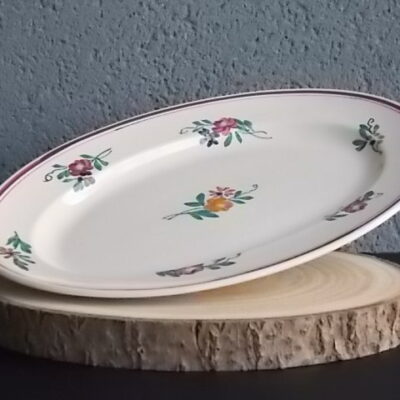 Plat Ovale "Dieppe", en faience Ivoire à motif floral peint à la main, et double liseré. De la Manufacture de Sarreguemines France.