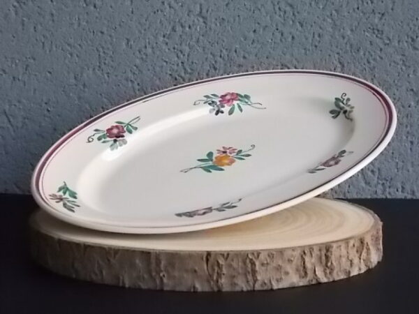 Plat Ovale "Dieppe", en faience Ivoire à motif floral peint à la main, et double liseré. De la Manufacture de Sarreguemines France.