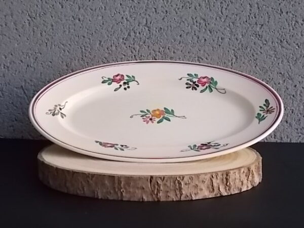 Plat Ovale "Dieppe", en faience Ivoire à motif floral peint à la main, et double liseré. De la Manufacture de Sarreguemines France.