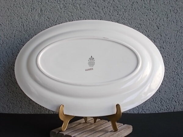 Plat Ovale "Mogador", en demi-porcelaine Blanche et Verte. Motif de frise de feuillage en dorure. De la faïencerie de K & G Lunéville