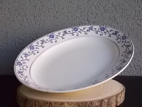 Plat ovale creux "Tournai", en faience Terre de Fer Blanche. Motif de Guirlandes de fleurs stylisées en arabesque Bleues. De la faïencerie Moulin des Loups & Hamage