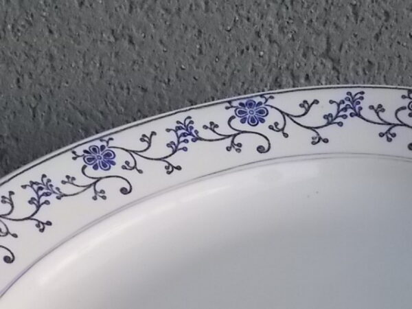 Plat ovale creux "Tournai", en faience Terre de Fer Blanche. Motif de Guirlandes de fleurs stylisées en arabesque Bleues. De la faïencerie Moulin des Loups & Hamage
