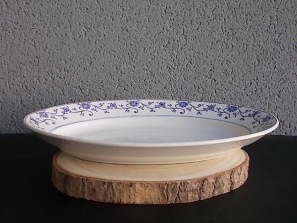 Plat ovale creux "Tournai", en faience Terre de Fer Blanche. Motif de Guirlandes de fleurs stylisées en arabesque Bleues. De la faïencerie Moulin des Loups & Hamage