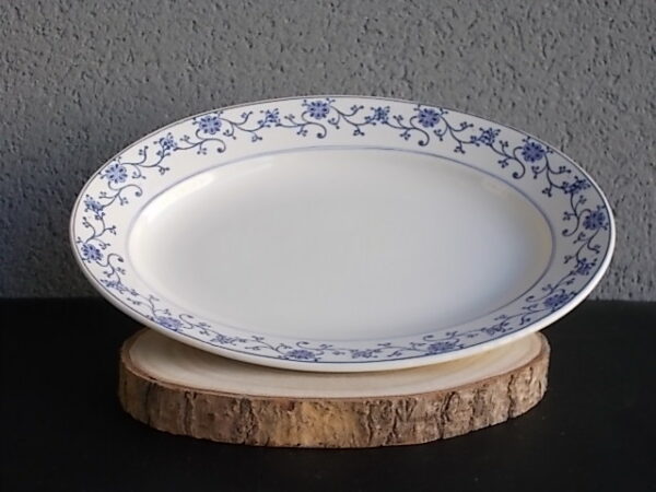 Plat ovale creux "Tournai", en faience Terre de Fer Blanche. Motif de Guirlandes de fleurs stylisées en arabesque Bleues. De la faïencerie Moulin des Loups & Hamage