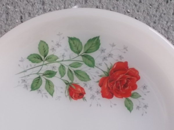 Plat à oreille "Rose de France", en verre Opale et motif de Roses Rouges. De la marque Arcopal France