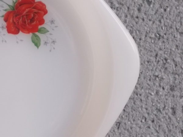 Plat à oreille "Rose de France", en verre Opale et motif de Roses Rouges. De la marque Arcopal France