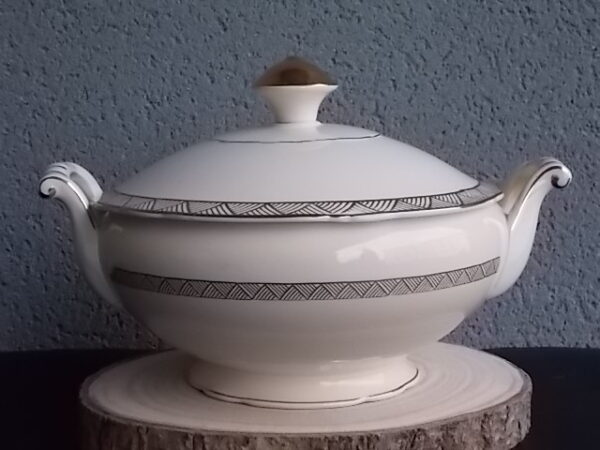 Plat couvert à anses sur piédouche, en faience Beige, à motif géométrique type Chevron en dorure. Modèle "7204". De la marque Villeroy & Boch Mettlach Saar Economic Union.