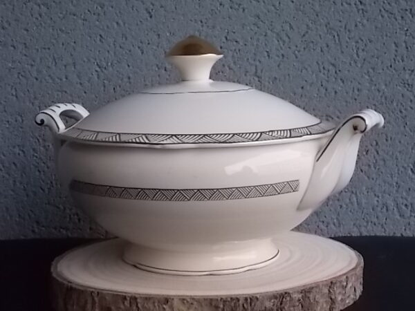Plat couvert à anses sur piédouche, en faience Beige, à motif géométrique type Chevron en dorure. Modèle "7204". De la marque Villeroy & Boch Mettlach Saar Economic Union.