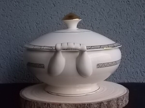 Plat couvert à anses sur piédouche, en faience Beige, à motif géométrique type Chevron en dorure. Modèle "7204". De la marque Villeroy & Boch Mettlach Saar Economic Union.