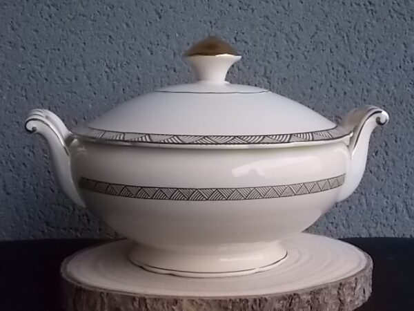 Plat couvert à anses sur piédouche, en faience Beige, à motif géométrique type Chevron en dorure. Modèle "7204". De la marque Villeroy & Boch Mettlach Saar Economic Union.