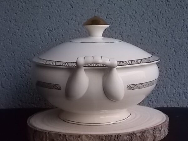 Plat couvert à anses sur piédouche, en faience Beige, à motif géométrique type Chevron en dorure. Modèle "7204". De la marque Villeroy & Boch Mettlach Saar Economic Union.
