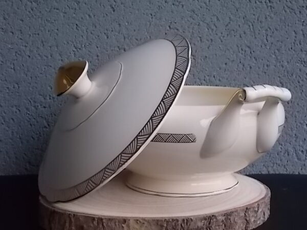 Plat couvert à anses sur piédouche, en faience Beige, à motif géométrique type Chevron en dorure. Modèle "7204". De la marque Villeroy & Boch Mettlach Saar Economic Union.