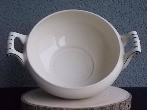 Plat couvert à anses sur piédouche, en faience Beige, à motif géométrique type Chevron en dorure. Modèle "7204". De la marque Villeroy & Boch Mettlach Saar Economic Union.