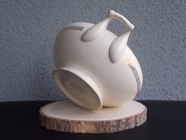Plat couvert à anses sur piédouche, en faience Beige, à motif géométrique type Chevron en dorure. Modèle "7204". De la marque Villeroy & Boch Mettlach Saar Economic Union.