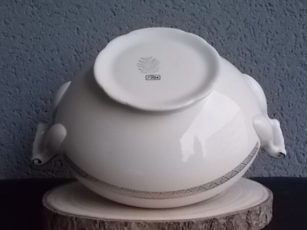 Plat couvert à anses sur piédouche, en faience Beige, à motif géométrique type Chevron en dorure. Modèle "7204". De la marque Villeroy & Boch Mettlach Saar Economic Union.