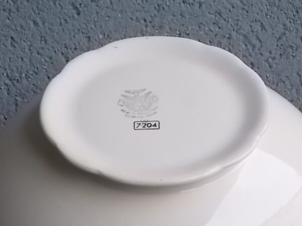 Plat couvert à anses sur piédouche, en faience Beige, à motif géométrique type Chevron en dorure. Modèle "7204". De la marque Villeroy & Boch Mettlach Saar Economic Union.