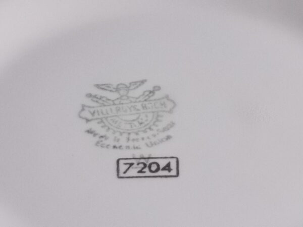 Plat couvert à anses sur piédouche, en faience Beige, à motif géométrique type Chevron en dorure. Modèle "7204". De la marque Villeroy & Boch Mettlach Saar Economic Union.