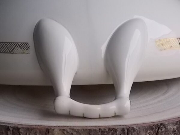 Plat couvert à anses sur piédouche, en faience Beige, à motif géométrique type Chevron en dorure. Modèle "7204". De la marque Villeroy & Boch Mettlach Saar Economic Union.