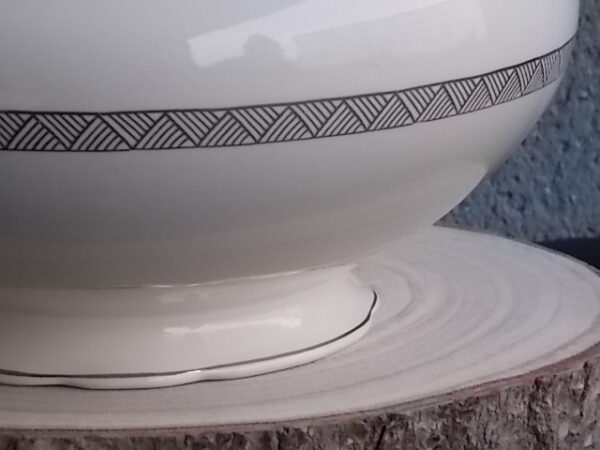 Plat couvert à anses sur piédouche, en faience Beige, à motif géométrique type Chevron en dorure. Modèle "7204". De la marque Villeroy & Boch Mettlach Saar Economic Union.