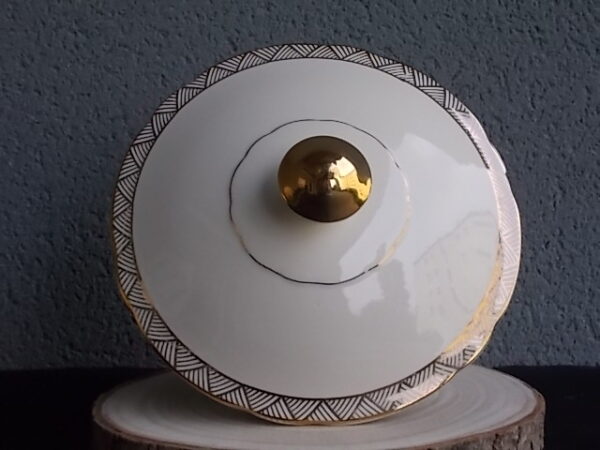 Plat couvert à anses sur piédouche, en faience Beige, à motif géométrique type Chevron en dorure. Modèle "7204". De la marque Villeroy & Boch Mettlach Saar Economic Union.
