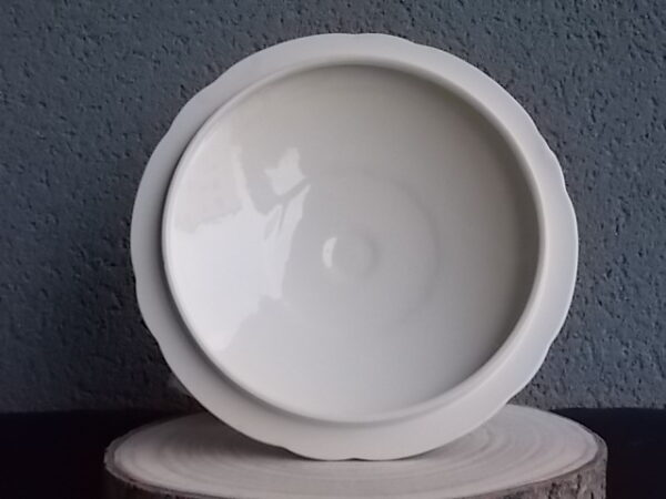 Plat couvert à anses sur piédouche, en faience Beige, à motif géométrique type Chevron en dorure. Modèle "7204". De la marque Villeroy & Boch Mettlach Saar Economic Union.