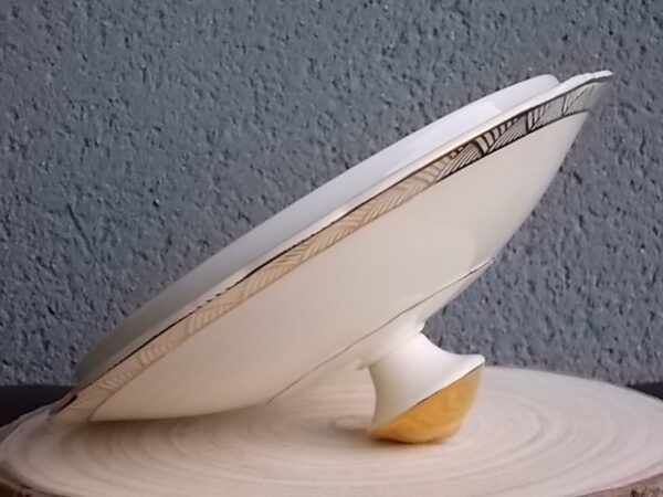 Plat couvert à anses sur piédouche, en faience Beige, à motif géométrique type Chevron en dorure. Modèle "7204". De la marque Villeroy & Boch Mettlach Saar Economic Union.