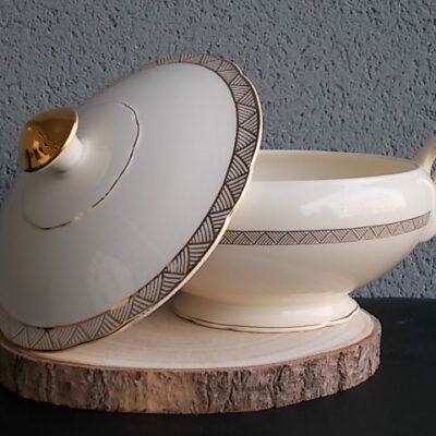 Plat couvert à anses sur piédouche, en faience Beige, à motif géométrique type Chevron en dorure. Modèle "7204". De la marque Villeroy & Boch Mettlach Saar Economic Union.