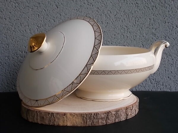 Plat couvert à anses sur piédouche, en faience Beige, à motif géométrique type Chevron en dorure. Modèle "7204". De la marque Villeroy & Boch Mettlach Saar Economic Union.