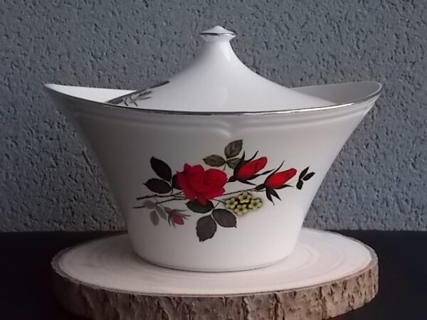Plat couvert "Carmen", en faïence Blanche, à motif floral et liseré en dorure. De la faïencerie Moulin des Loups Orchies France