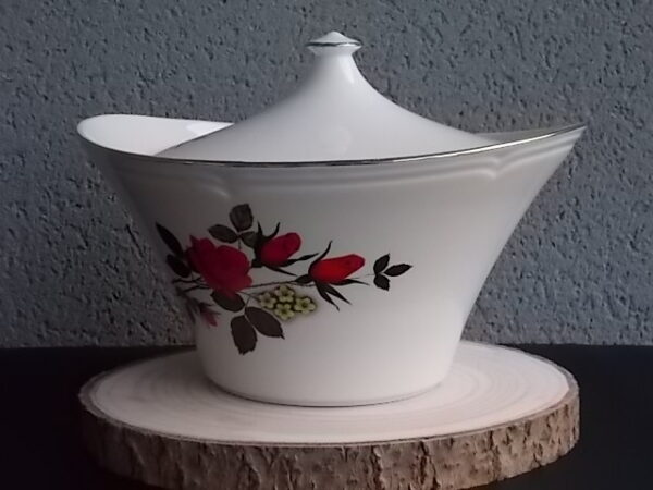 Plat couvert "Carmen", en faïence Blanche, à motif floral et liseré en dorure. De la faïencerie Moulin des Loups Orchies France