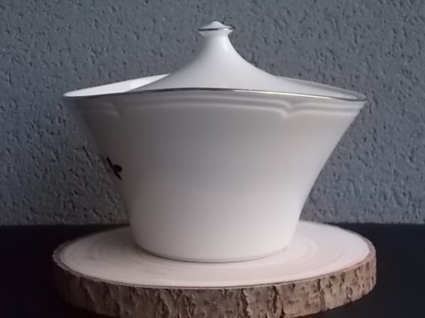 Plat couvert "Carmen", en faïence Blanche, à motif floral et liseré en dorure. De la faïencerie Moulin des Loups Orchies France